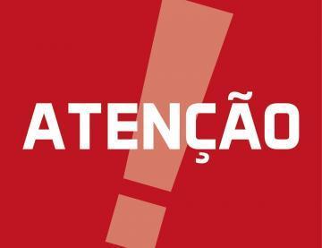 Imagem com fundo vermelho e um grande ponto de exclamação cor salmão, escrito: atenção