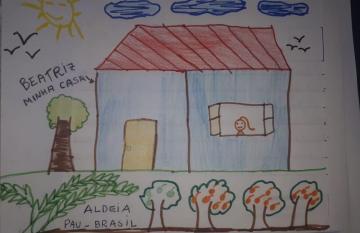 Desenho infantil de uma casa, com árvores abaixo e sol, nuvens e pássaros acima, e os escritos: Beatriz - minha casa - Aldeia Pau-Brasil